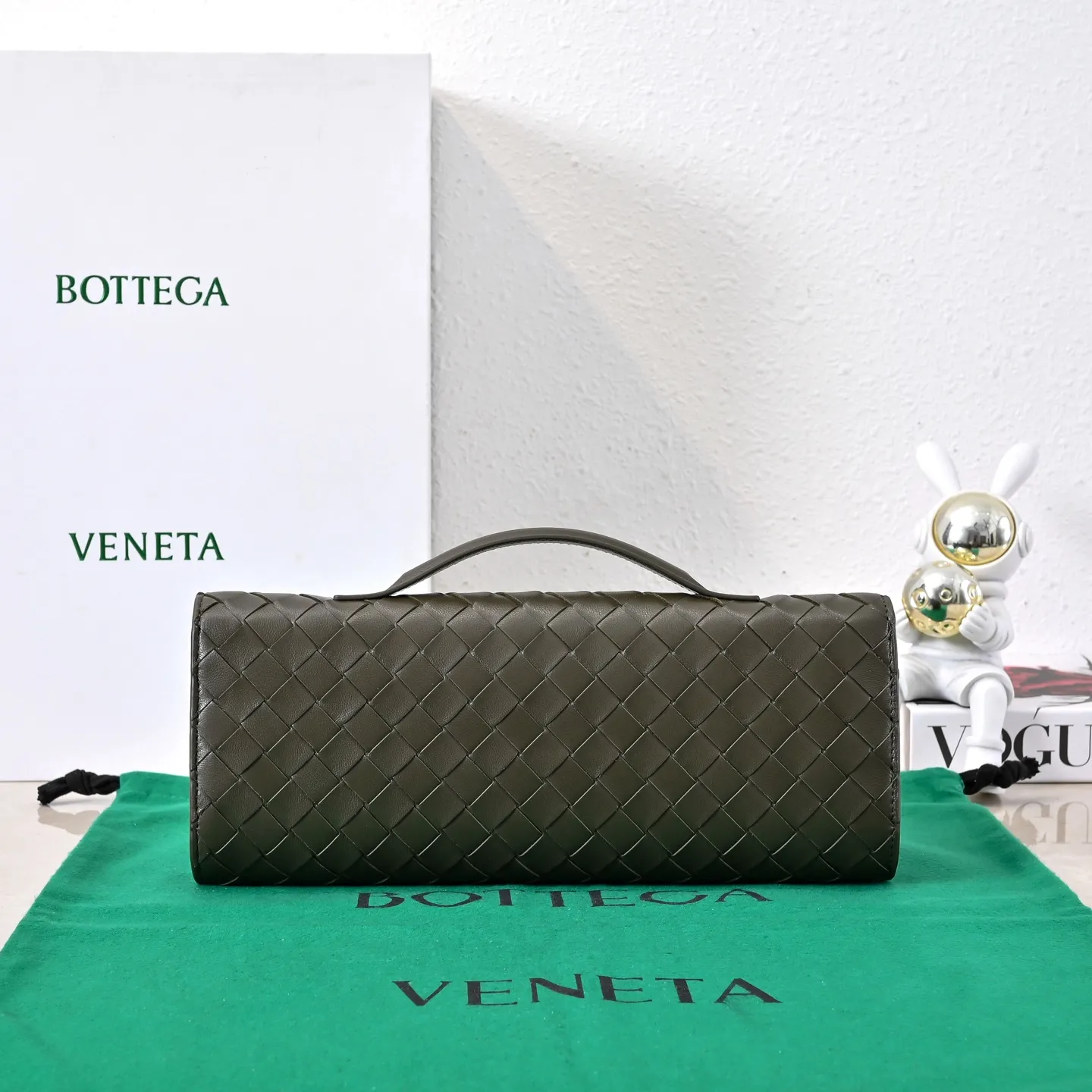 The batch of 1360 BV Andiamo evening handbags has been heavily planted again~ The designer aesthetics in the era of economic downturn are back. I fall in love with it at first sight and can't put it down. It's so beautiful and full of aura. The shape and texture are very competitive. It's light in weight and has sufficient capacity. It's a must-have for fashionistas. It's suitable for many occasions, minimalist, high-end and light luxury. Model No.: 741511 Size: 31*13*3cm